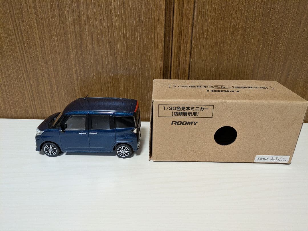 カラーサンプル 1/30 トヨタ ルーミー レーザーブルークリスタルシャイン