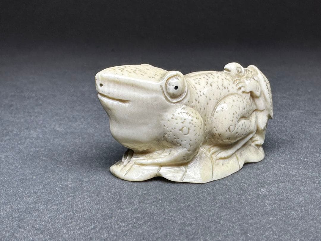 根付　カエル　古美術品　 置物　細密細工　骨董　アンティーク　彫刻 工芸品　在銘 根付 カエル 古美術品 置物 細密細工 骨董 アンティーク 彫刻 工芸品