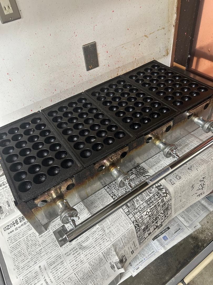 値下げしました【引き取り限定】たこ焼き器28穴　ガスバーナー付鉄鋳物4連 業務用