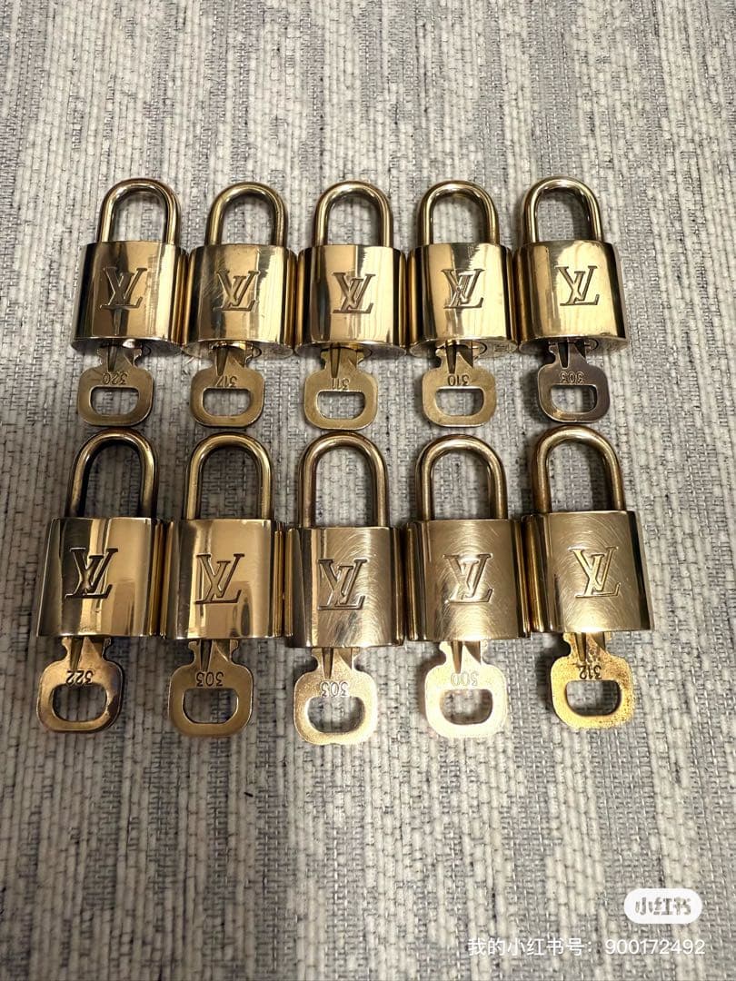 Louis Vuitton 南京錠 10個セット ゴールド Amazon | [ルイヴィトン] カデナ 南京錠 パドロック 鍵付き 10個セット