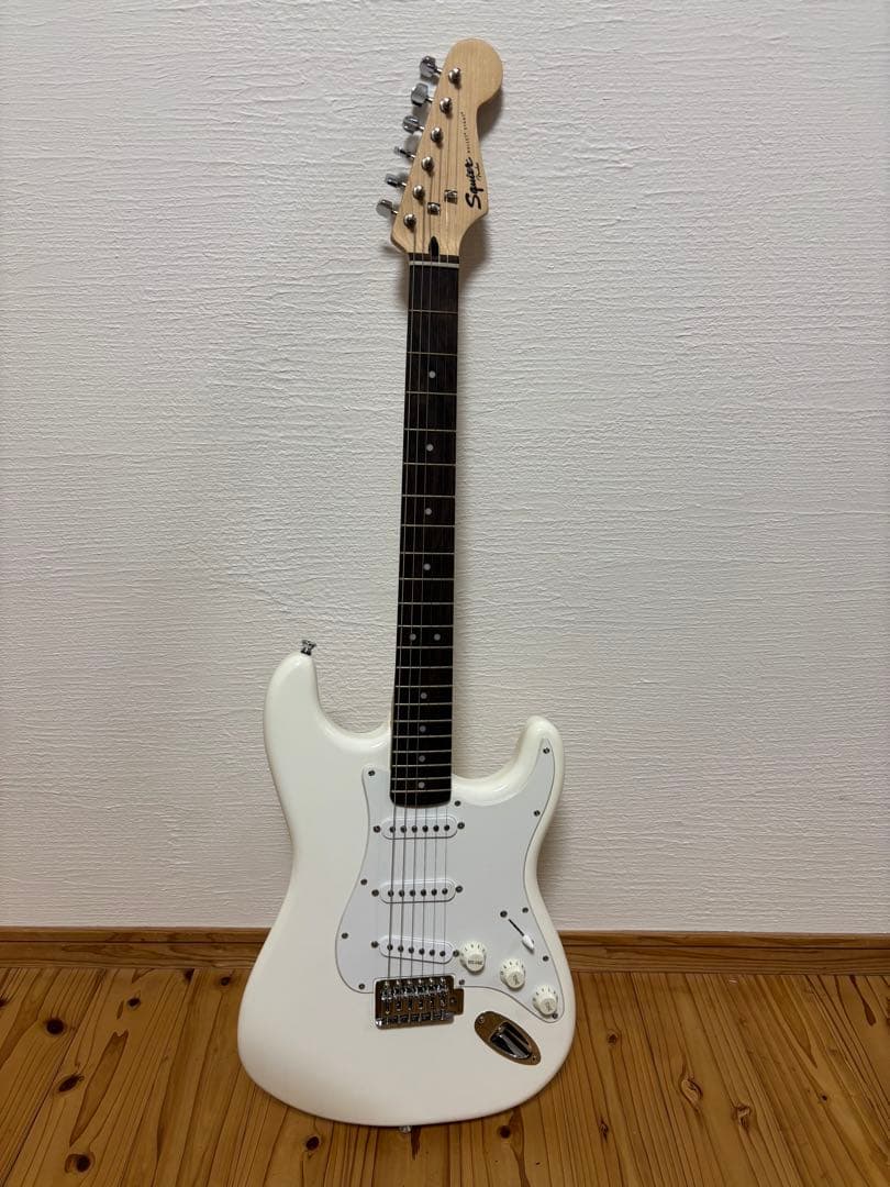 Squier Bullet Stratocaster ホワイト Squier Bullet Strat with Tremolo Arctic White | Guitar Center