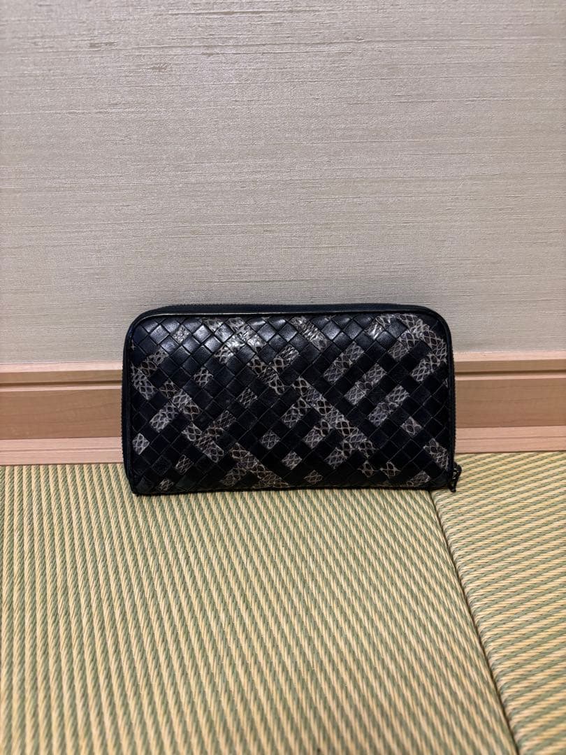 限定品　ボッテガヴェネタ　長財布　メンズ　ヘビ柄入り　ブラック