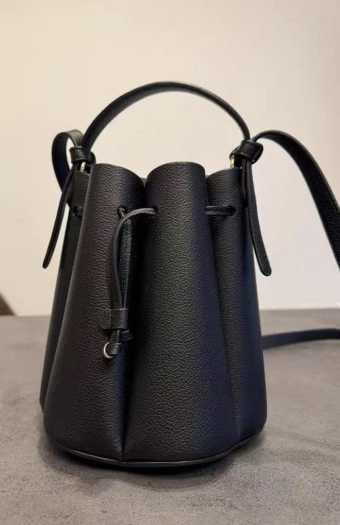 POLENE 極希少✨ブラック バケツ型 ハンドバッグ POLÈNE 極希少✨ ブラックレザーハンドバッグ - メルカリ