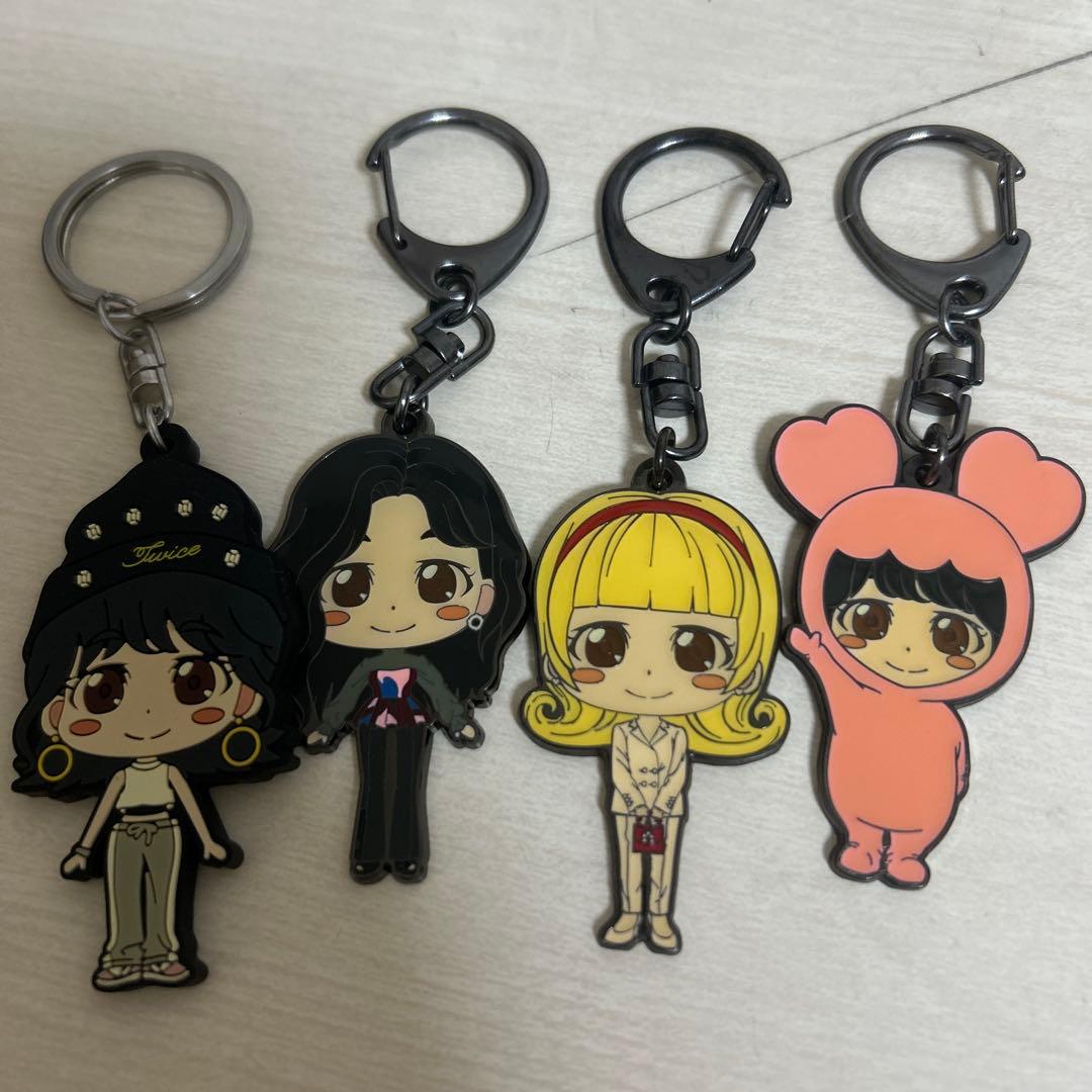 TWICE モモ キャラクターキーホルダーセット - メルカリ