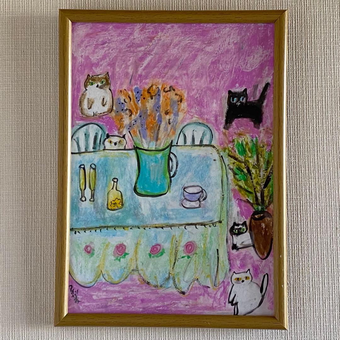 絵画 。手描き【猫たちはテーブルの周りで花瓶の中のきれいな花を見ている】