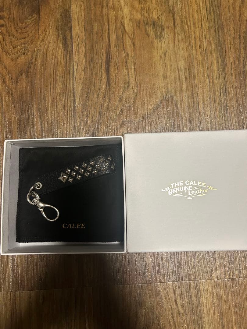 CALEE スタッズ付き本革キーホルダー