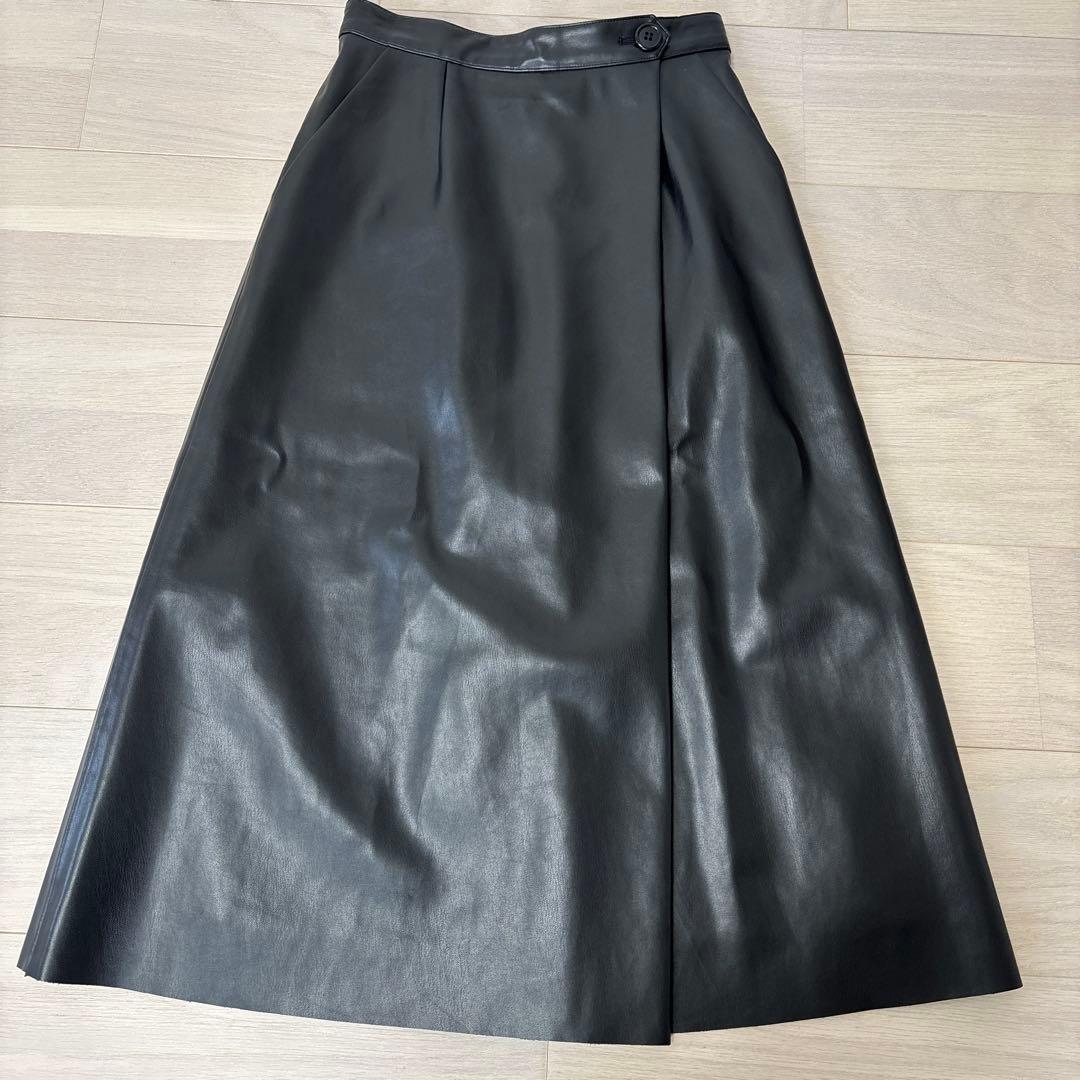 M premier BLACK フェイクレザー　フレアスカート