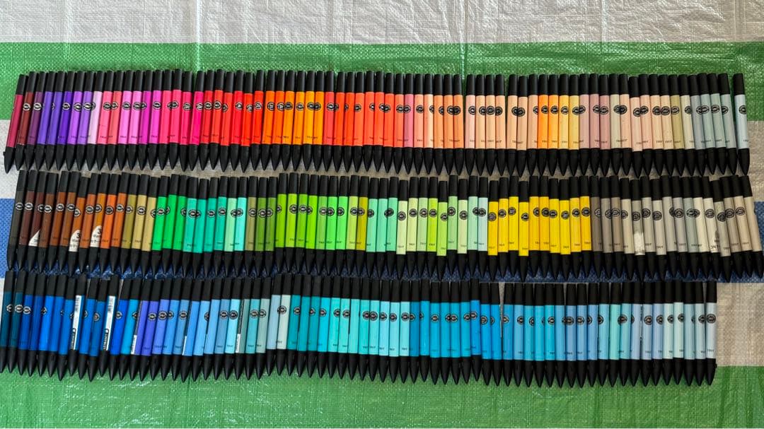 TRIA PANTONE 214本使いかけマーカー - メルカリ