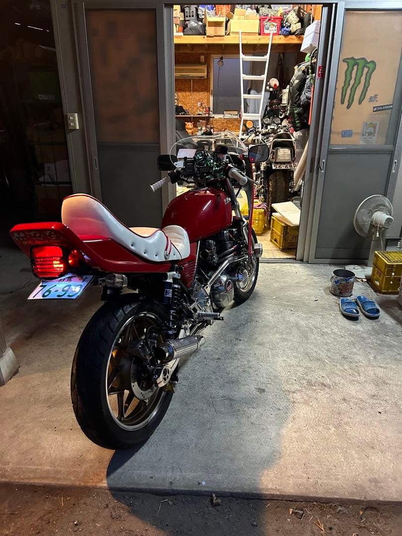 ゼファー400 ゼファー 猫背シート サムアップシート カスタムシート 鋲