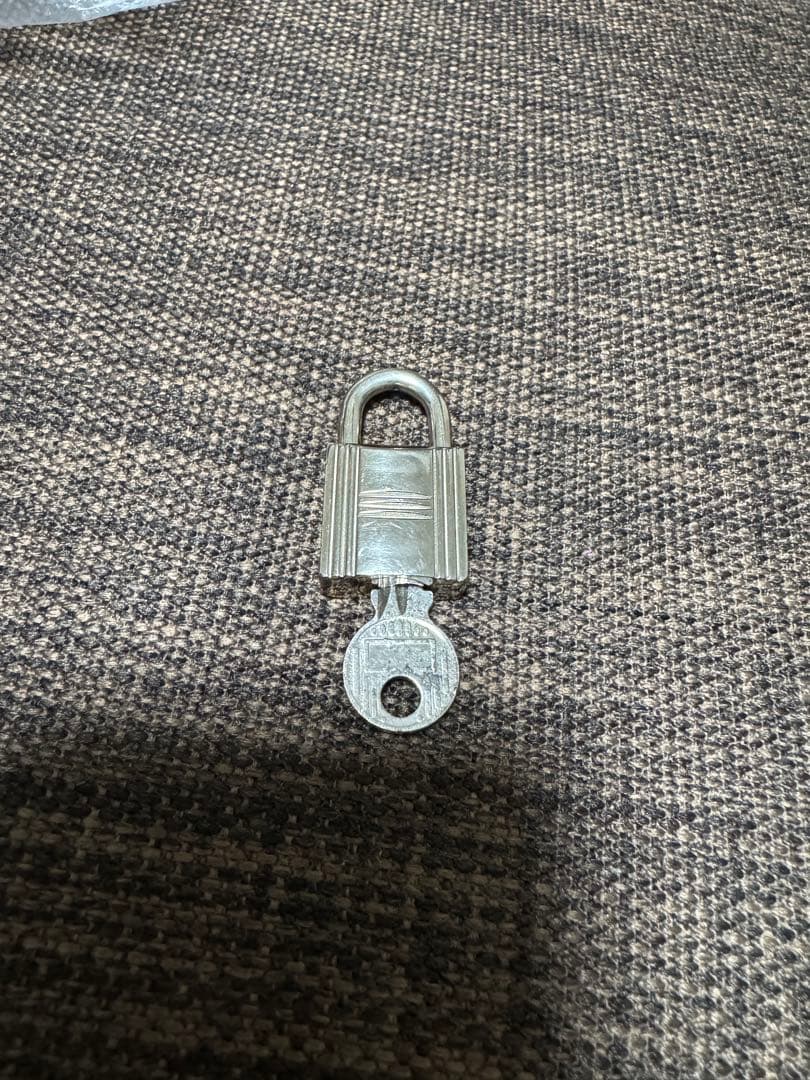 美品　エルメス シルバー　カデナ　南京錠　パドロック　鍵　NO62