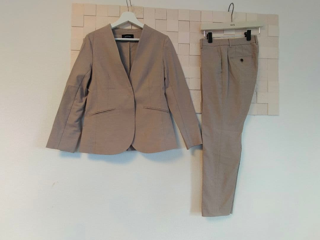 UNTITLEDノーカラージャケット、パンツスーツ２