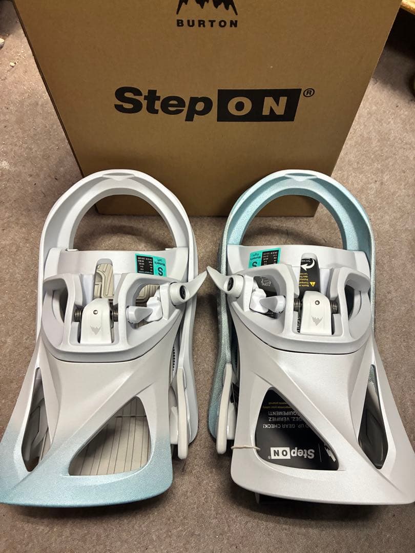 スノーボード Burton Step On White /Graphic Burton Men's Step On® Re:Flex Snowboard Bindings White/Graphic