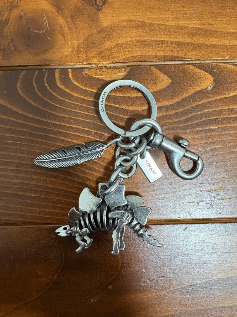 ぽんちゃん【新品】COACH コーチ キーホルダー 恐竜65134-SLV ぽんちゃん様専用【新品】COACH コーチ キーホルダー 恐竜65134-SLV