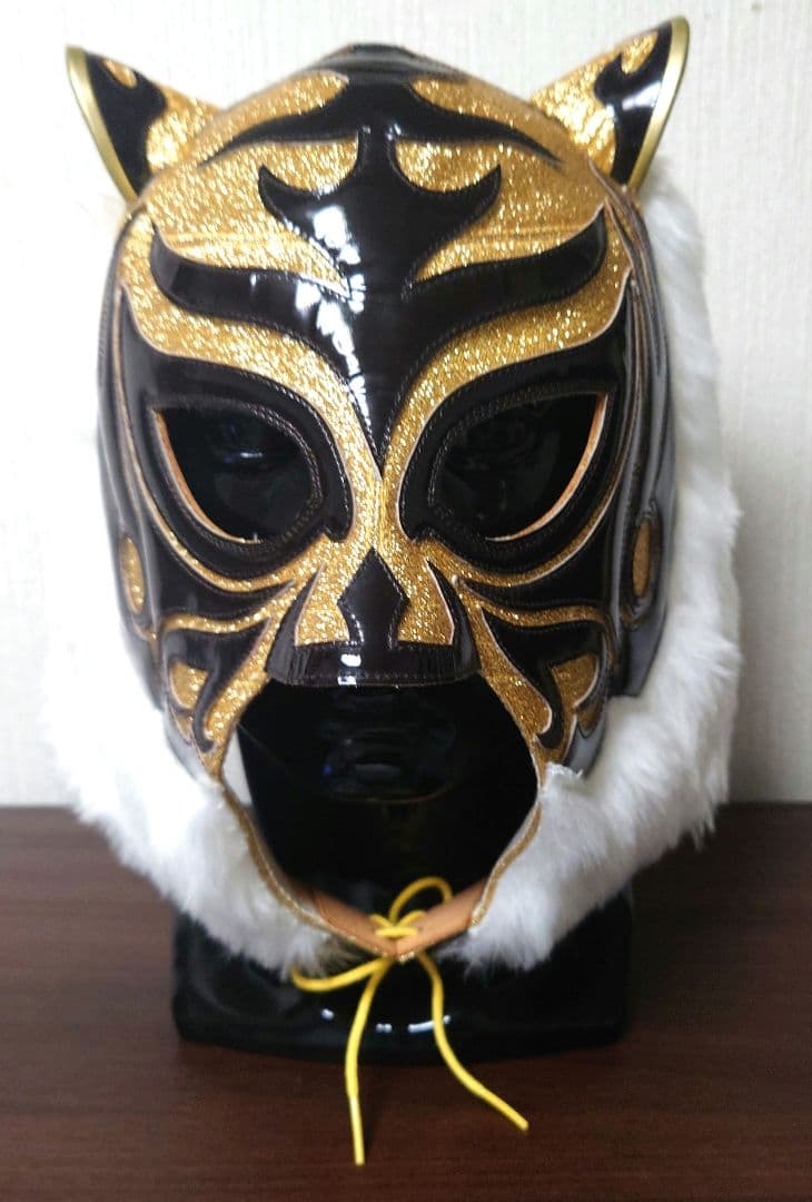 ＹＮ製 ザ・タイガー(初代タイガーマスク)のプロレスマスク 直筆サイン入り 初代 ザ・タイガー』直筆サイン入り額装生写真 | プロレス・マスク