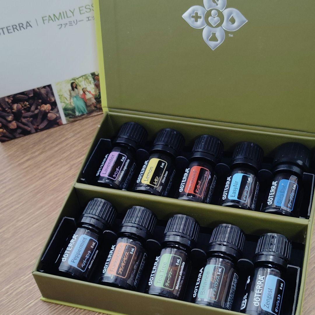 定価¥28,499-doTERRA ファミリーエッセンシャルキット 10本セット doTERRA ファミリーエッセンシャルズキット 5ml×10本セット - メルカリ