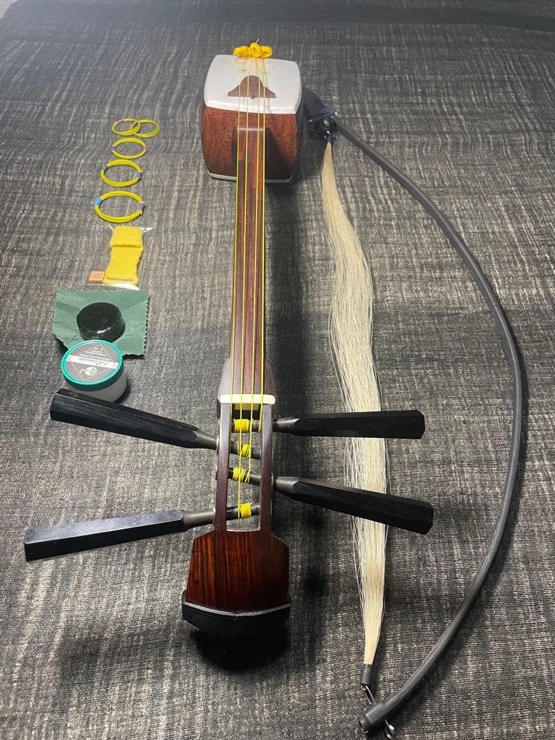 四弦和胡弓，紫檀材，竹弓（レワ弓），付属品 四弦和胡弓，紫檀材，竹弓（レワ弓），付属品