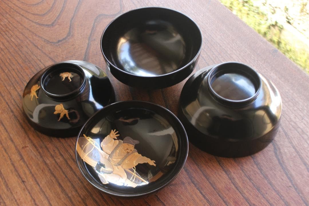 極小保管傷のみ！時代黒漆に風情ある奴踊り蒔絵の映えるお椀2点（検