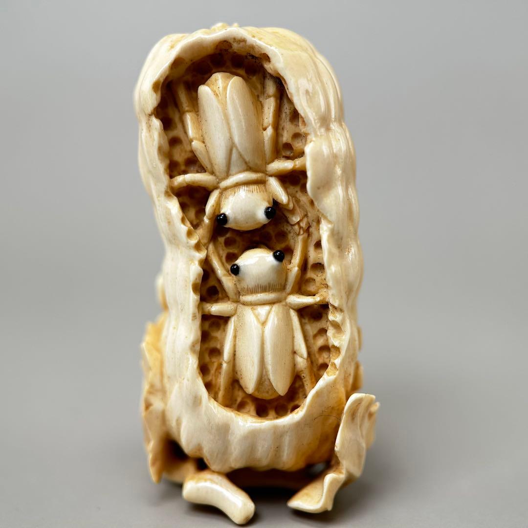 蟻と豆の彫刻極上　根付　天然素材アンティーク骨董　飾り物古美術置物細密細工