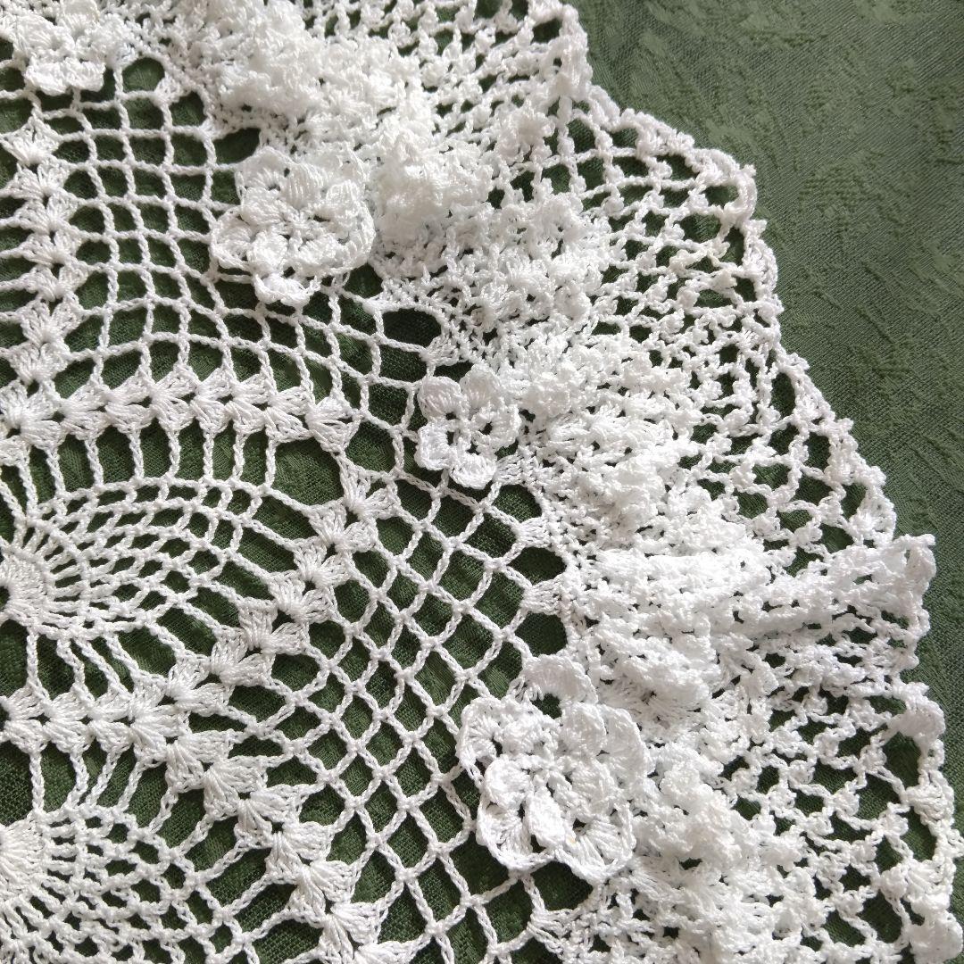 ホワイト レース編み花モチーフ付き 円形ドイリー＊(直径約46cm