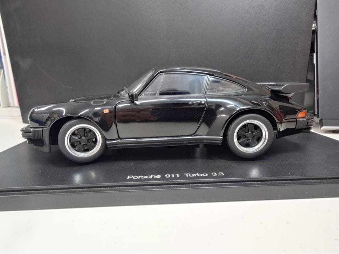 オートアート1/18ミニカー ポルシェ911　930ターボ　3.3