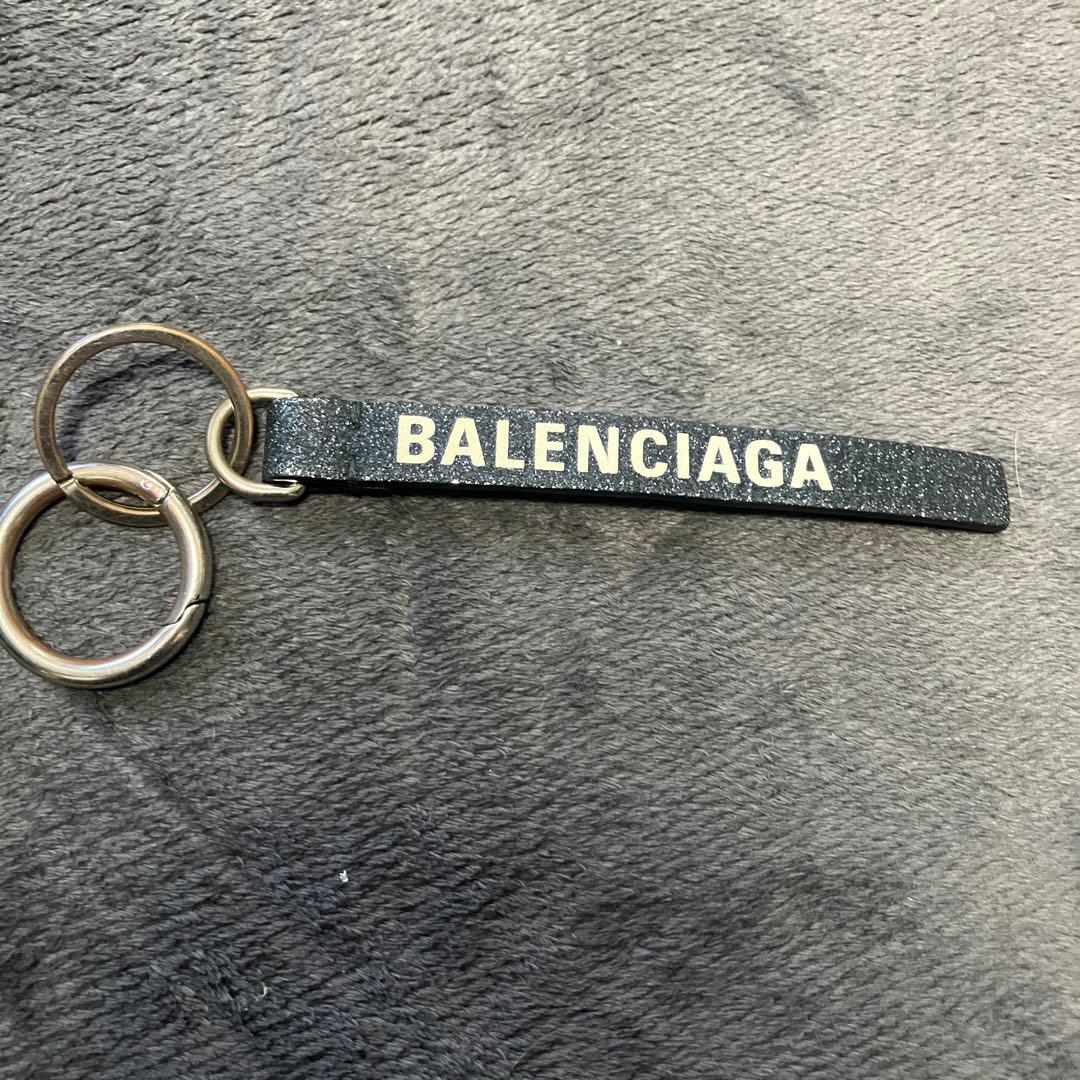 バレンシアガ　キーホルダー　ストラップ　ラメ　黒　0704