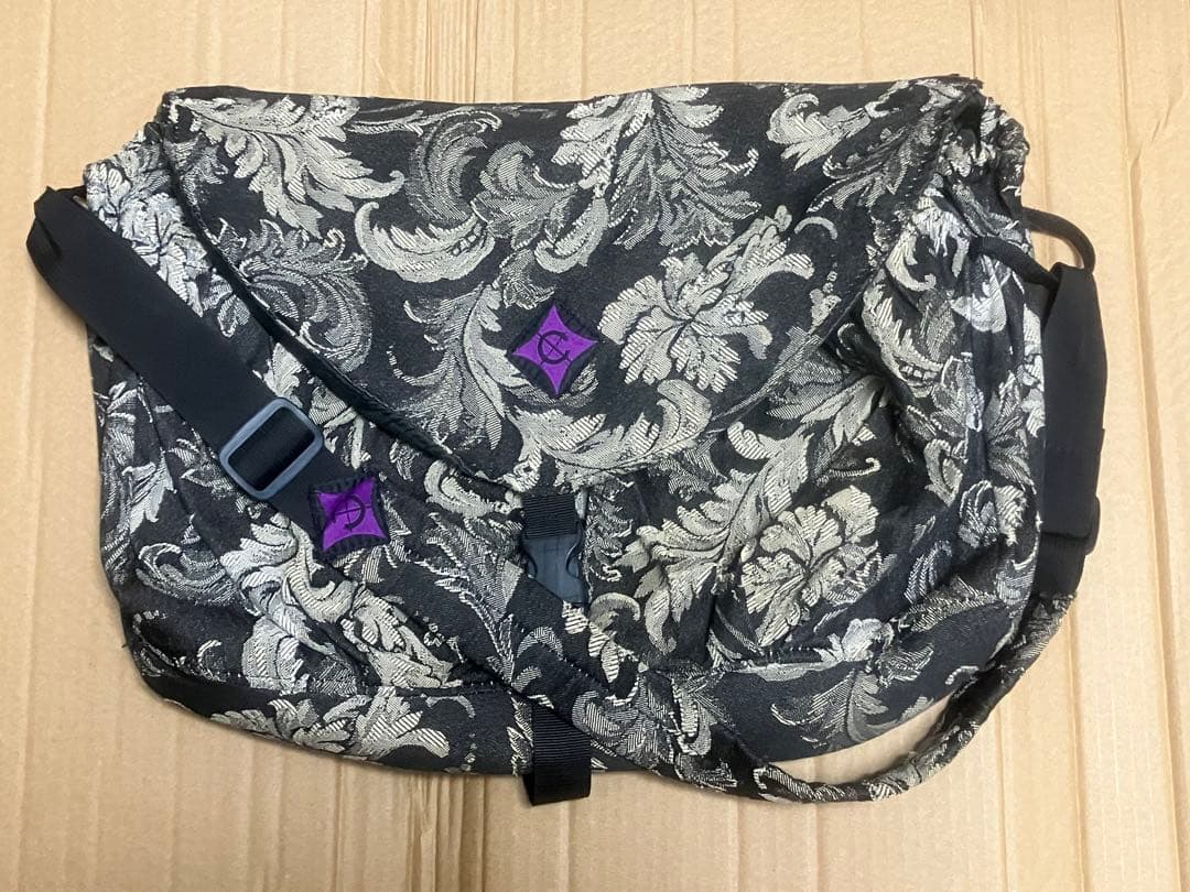 中古 VERVE ショルダーバッグ クライミング ボルダリング アメリカ ルイ・ヴィトン】 ボルダリングのクライミングホールドがデザインされ