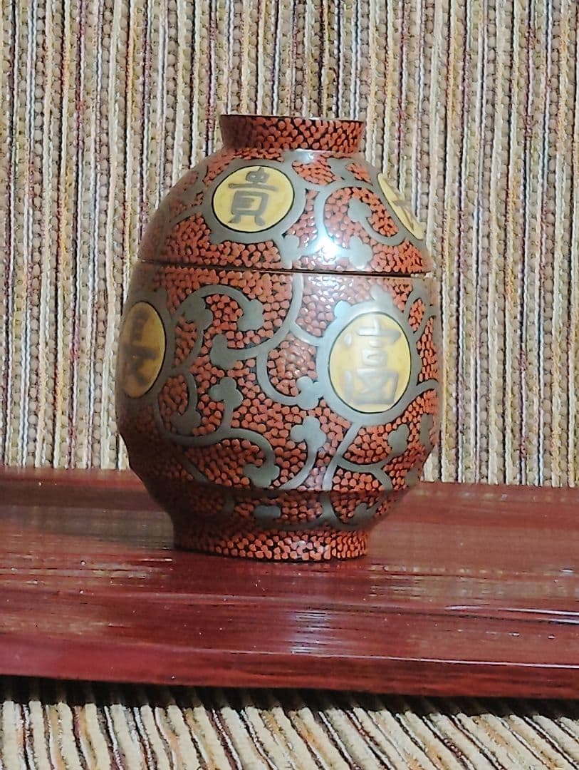 輪島塗　五島屋　徳利です。共箱です。