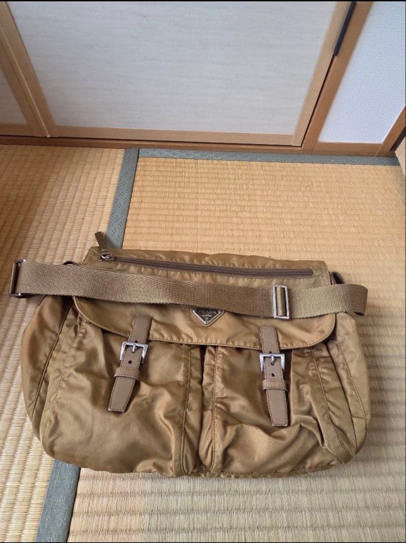 プラダ VELA メッセンジャーバッグ 三角ロゴ