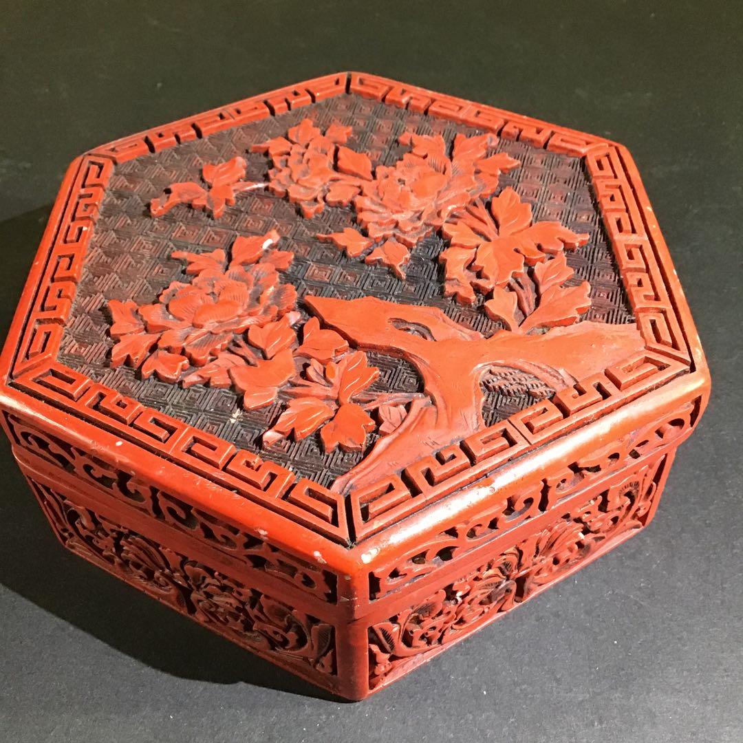 堆朱　六角　牡丹花図