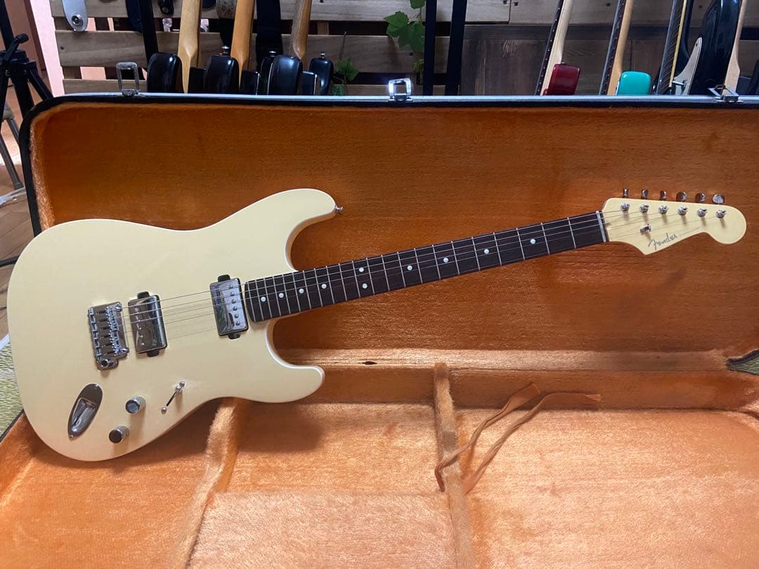 エレキギター　fender ストラトキャスター　MAMIモデル