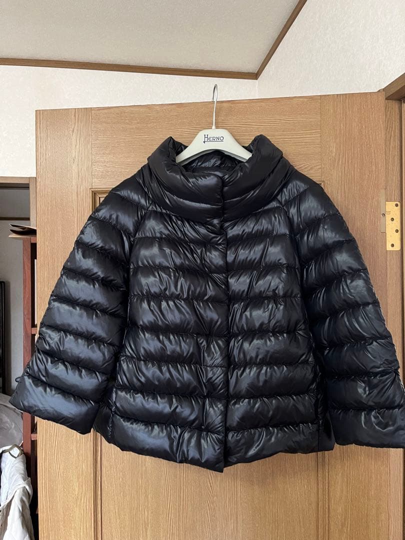 HERNO ブラック ショートダウンジャケット