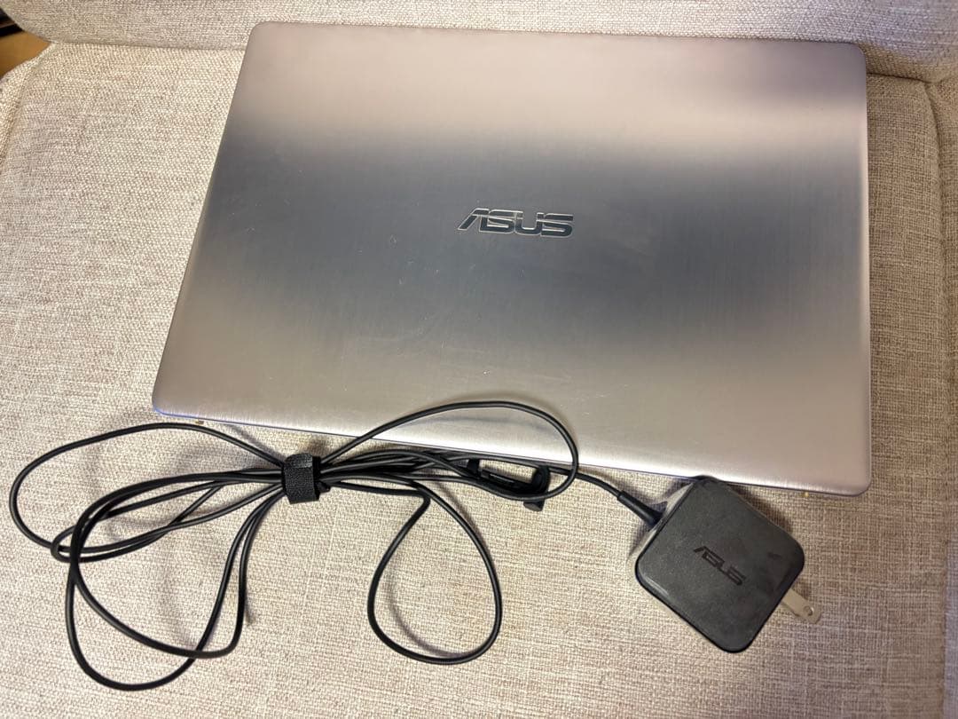 [中古品]ASUS VivoBook 14 本体 ACアダプター付　動作問題なし