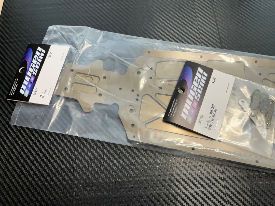 無限　E2432シャーシとE0319aブレーキパッド