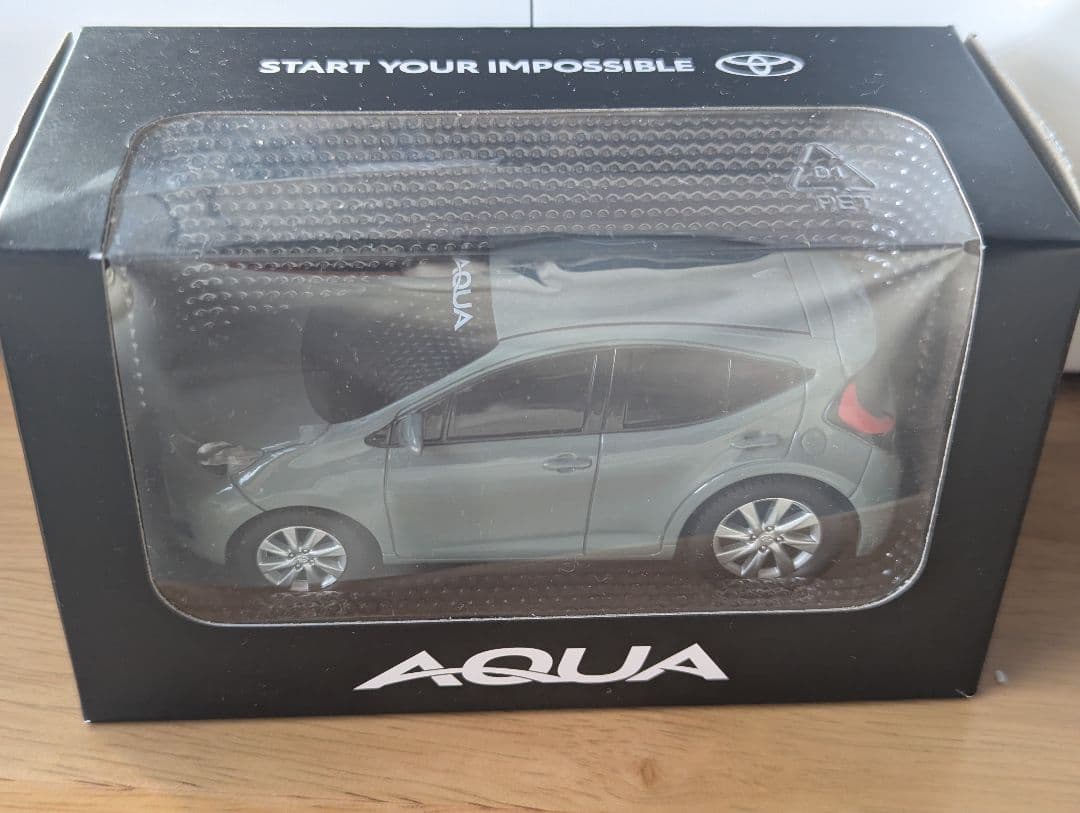 トヨタ アクア プルバックカー グレー