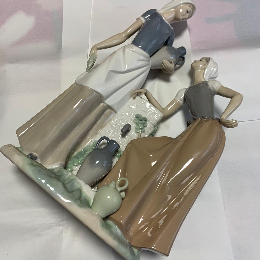 リヤドロ　陶器製女性フィギュア 水差し付き