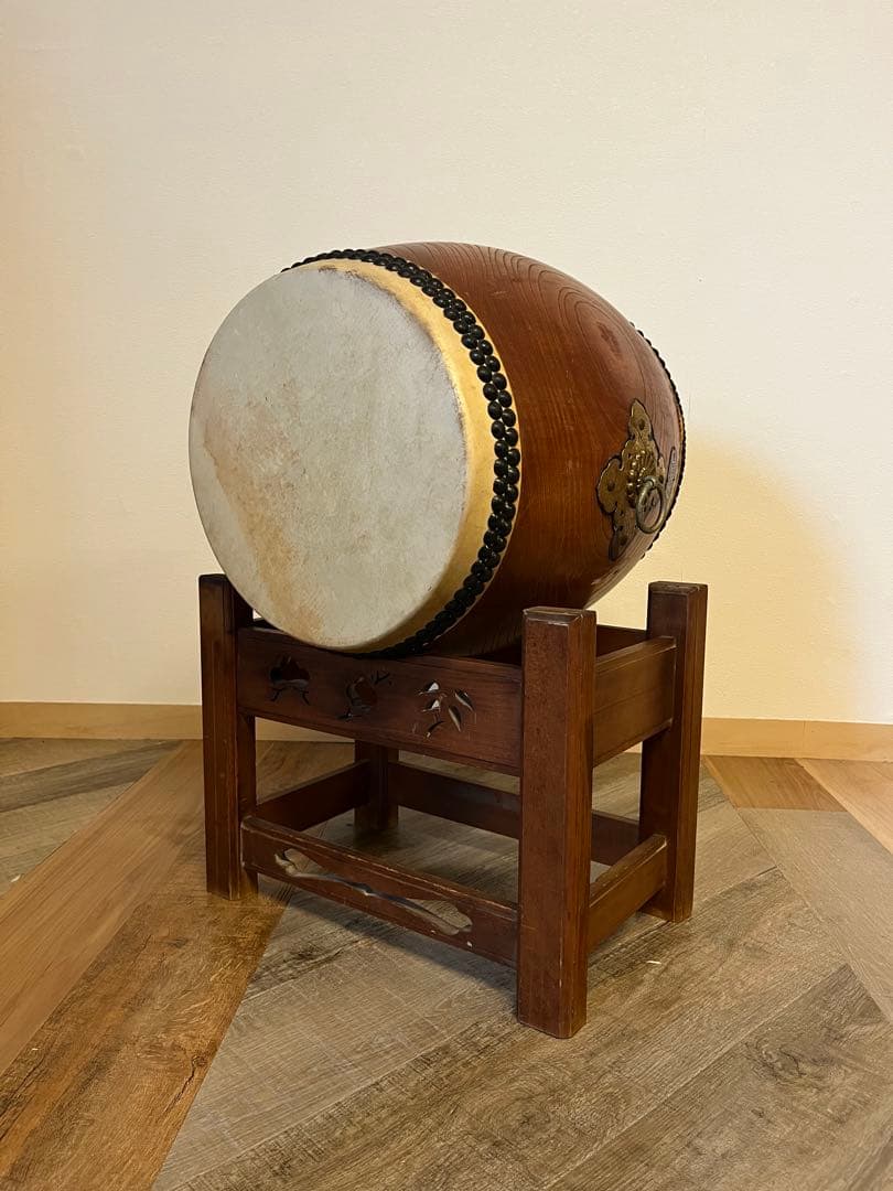 1尺3寸　和太鼓　松竹梅 彫 台付　太鼓の山慶　宮太鼓　高級　打楽器