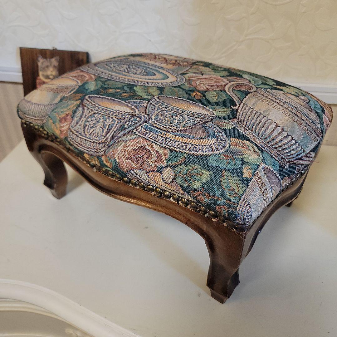 ヴィンテージオットマン　スツール　ゴブラン織り　ティーポット-カップ柄　低タイプ ヴィンテージテイストのチェック柄オットマンです。場所を選ばない