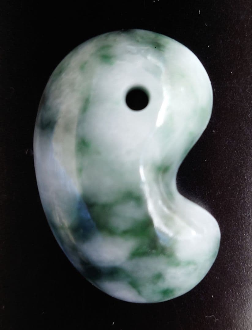 【セール】糸魚川翡翠　勾玉