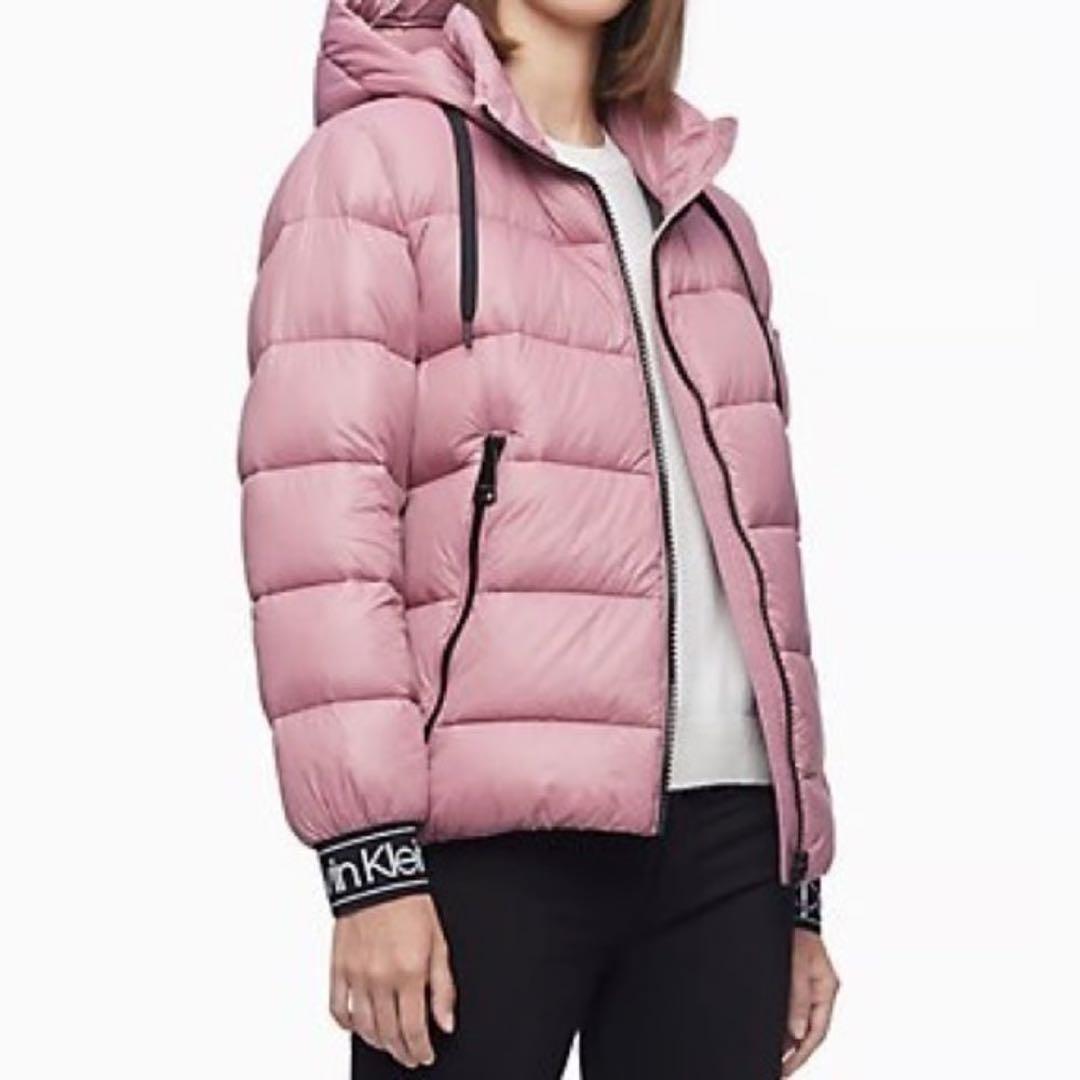   フード付きピンクダウンジャケット　Sサイズ 中綿フェイクダウンジャケット フード付き[品番：II000009489
