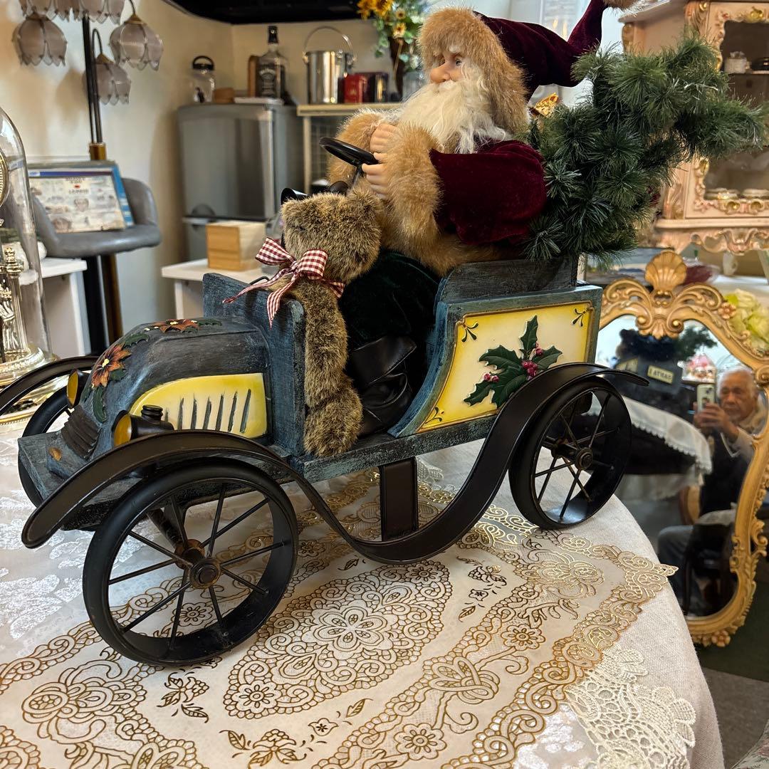 自動車に乗ったサンタさん