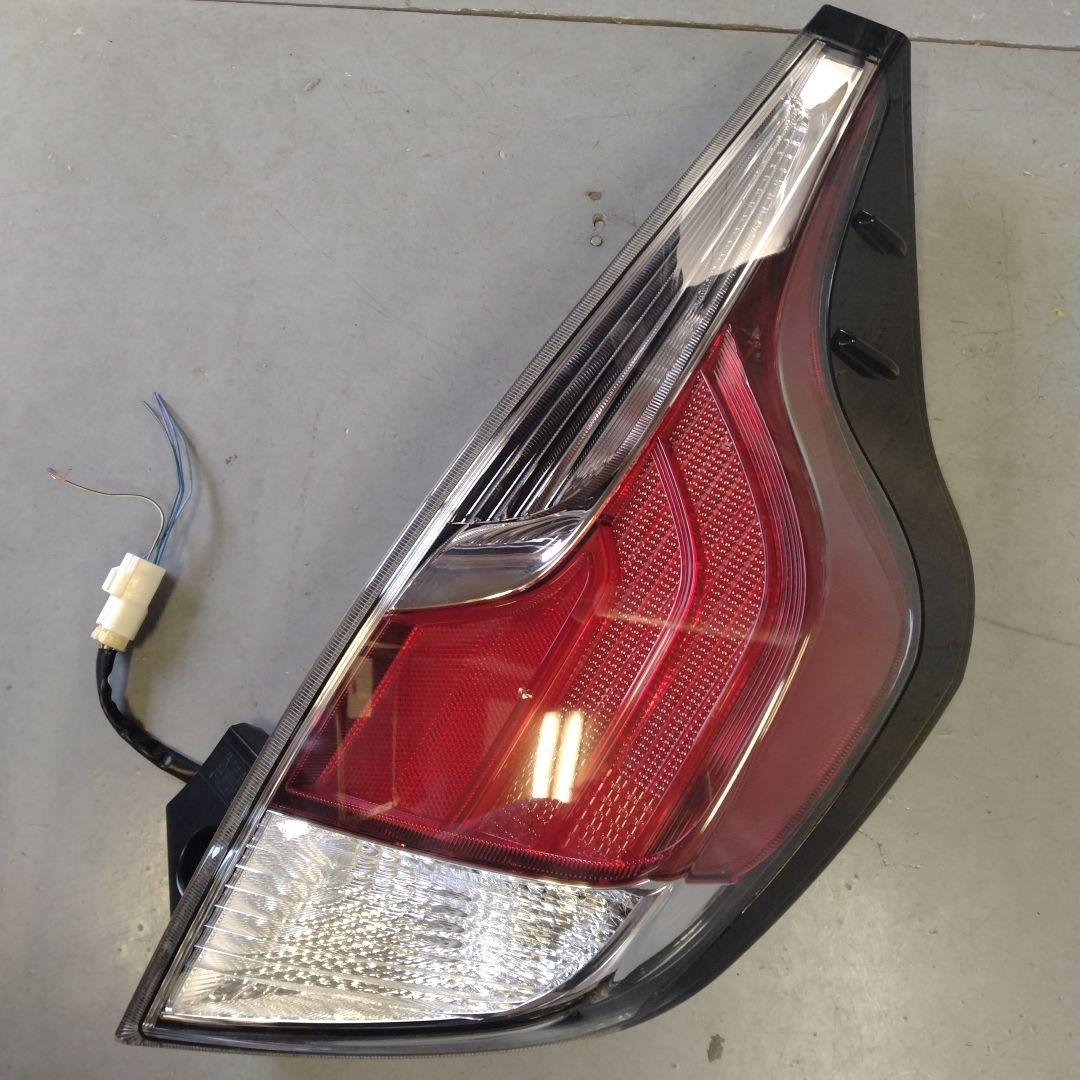 アクア　NHP10 テールランプ