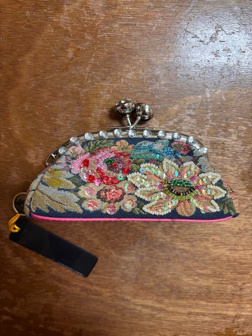 花柄刺繍スパンコールビーズがま口ポーチ