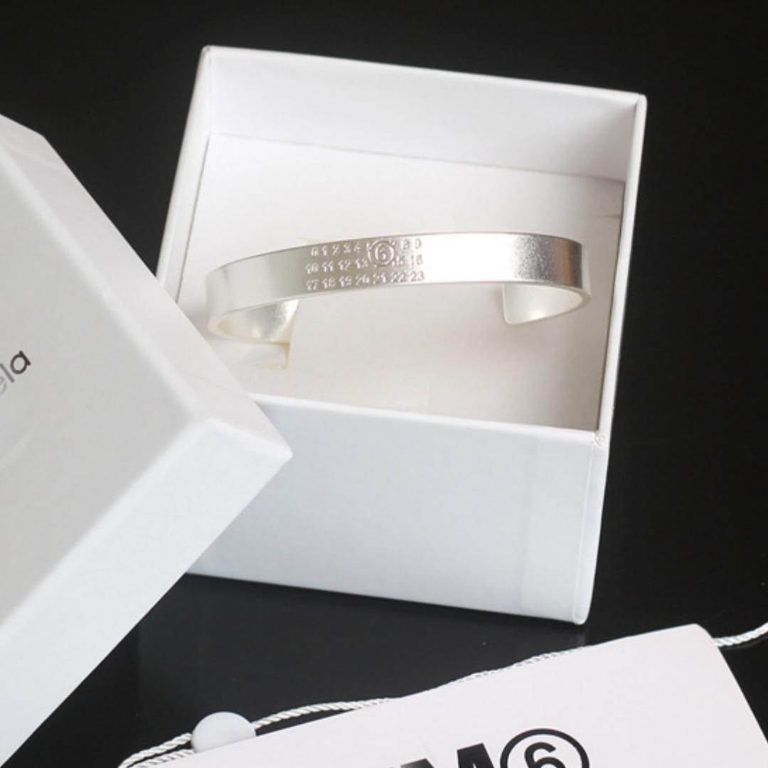 メゾンマルジェラ MM6 バングル シルバー ブレスレット