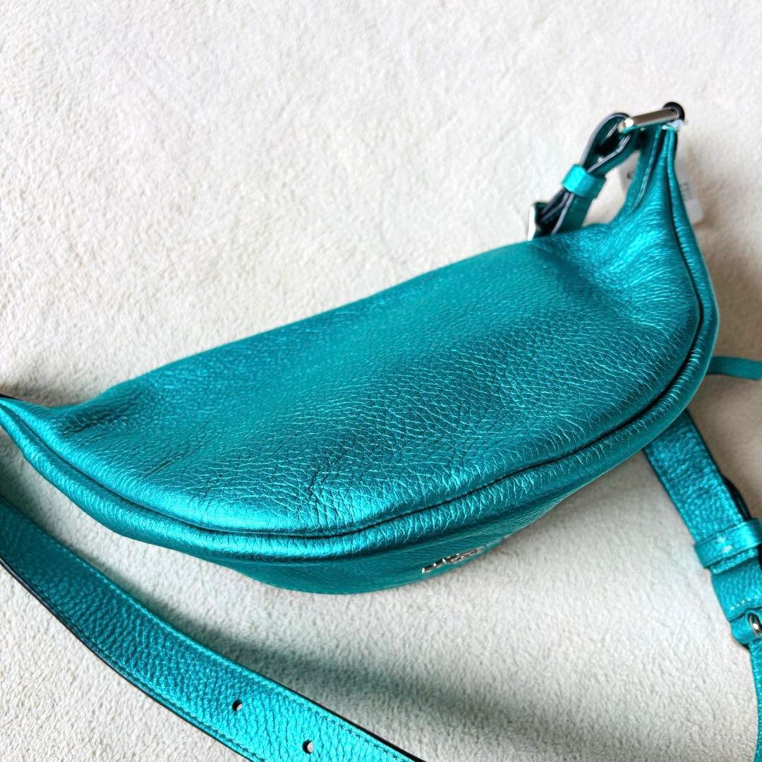 新品未使用】COACH メタリックレザー シボ革 ボディバッグ グリーン