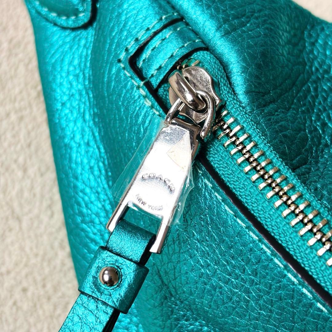 新品未使用】COACH メタリックレザー シボ革 ボディバッグ グリーン
