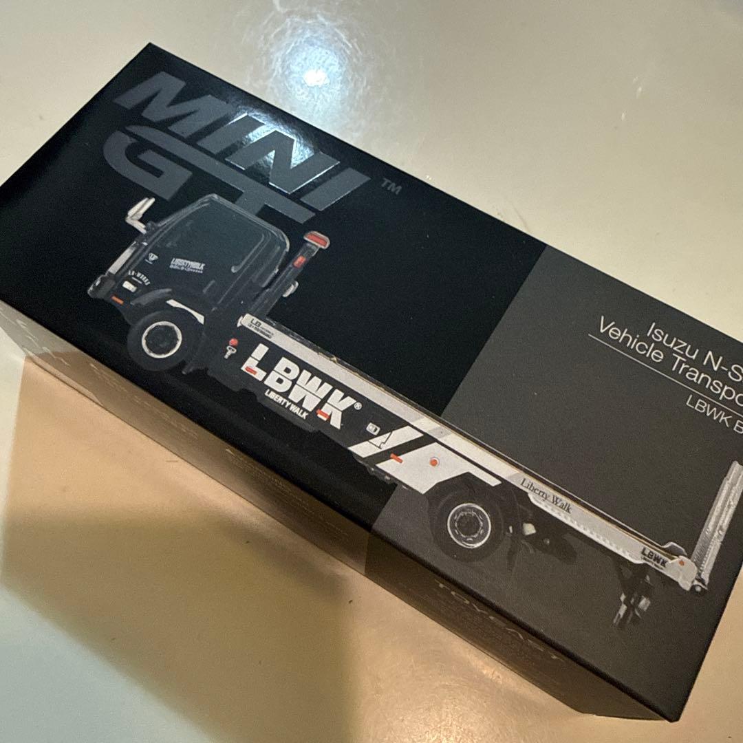 MINI GT Isuzu Vehicle Transporter 車両積載車 Mini GT Isuzu N-Series Vehicle Transporter LBWK White 1:64 Scale