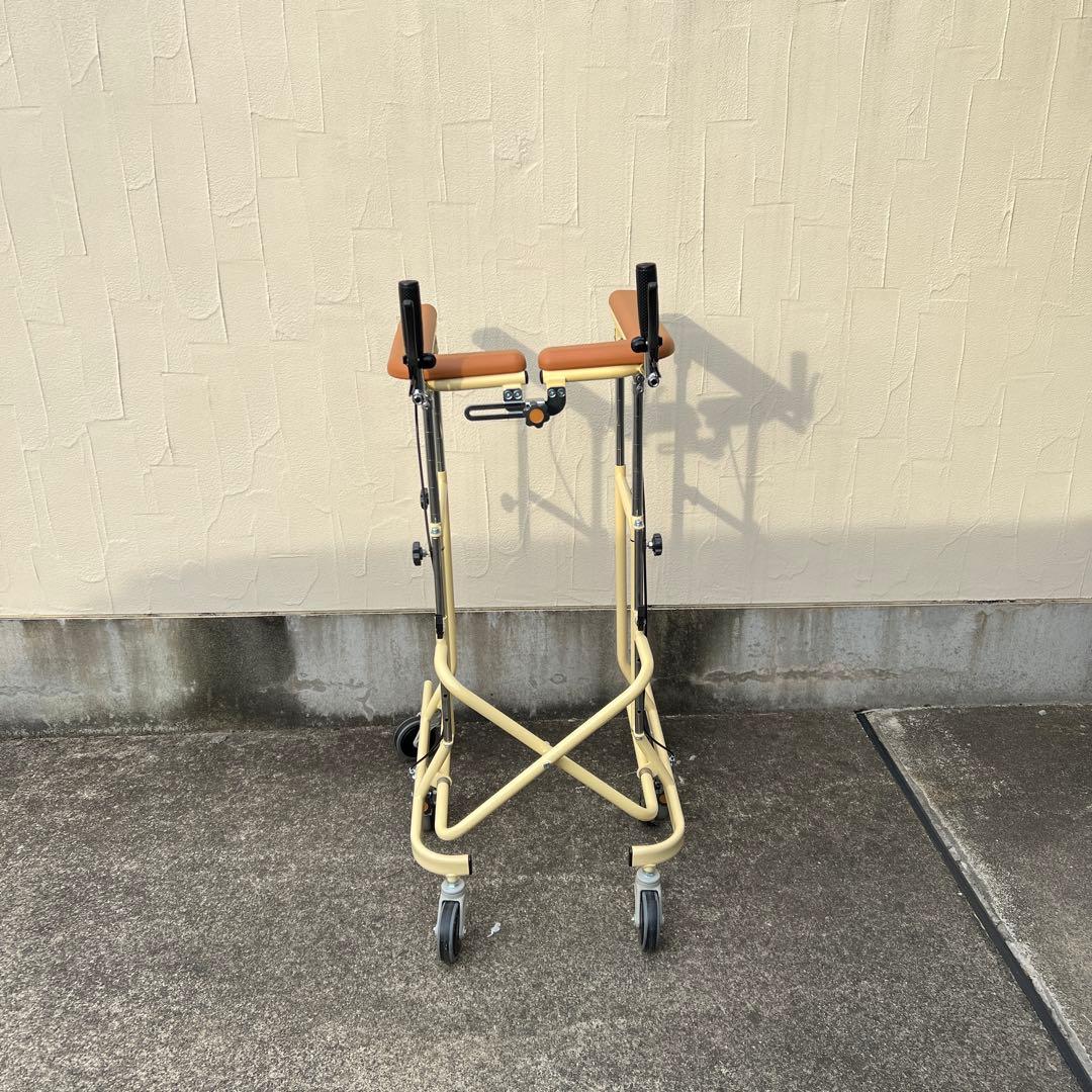 高さ調整可能な歩行器 クリーム色