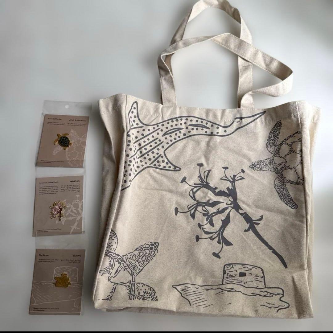 2025関西万博カタールパビリオン　トートバックと ピンバッジ3点セット