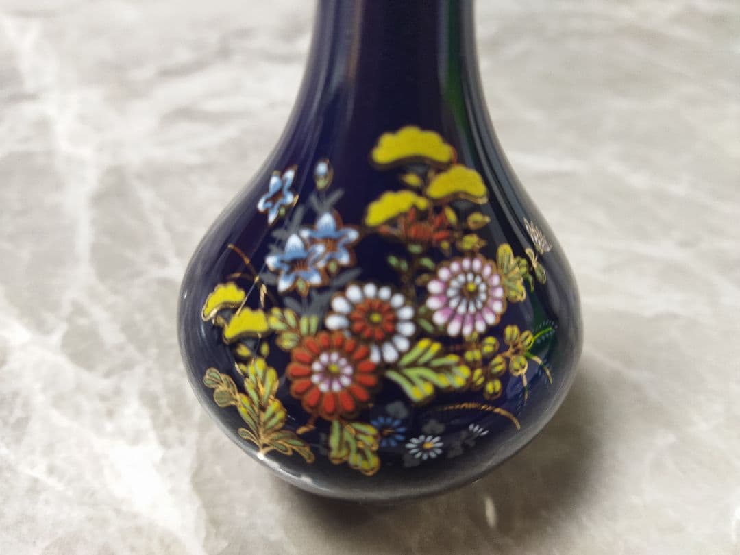 花柄装飾の濃紺水指