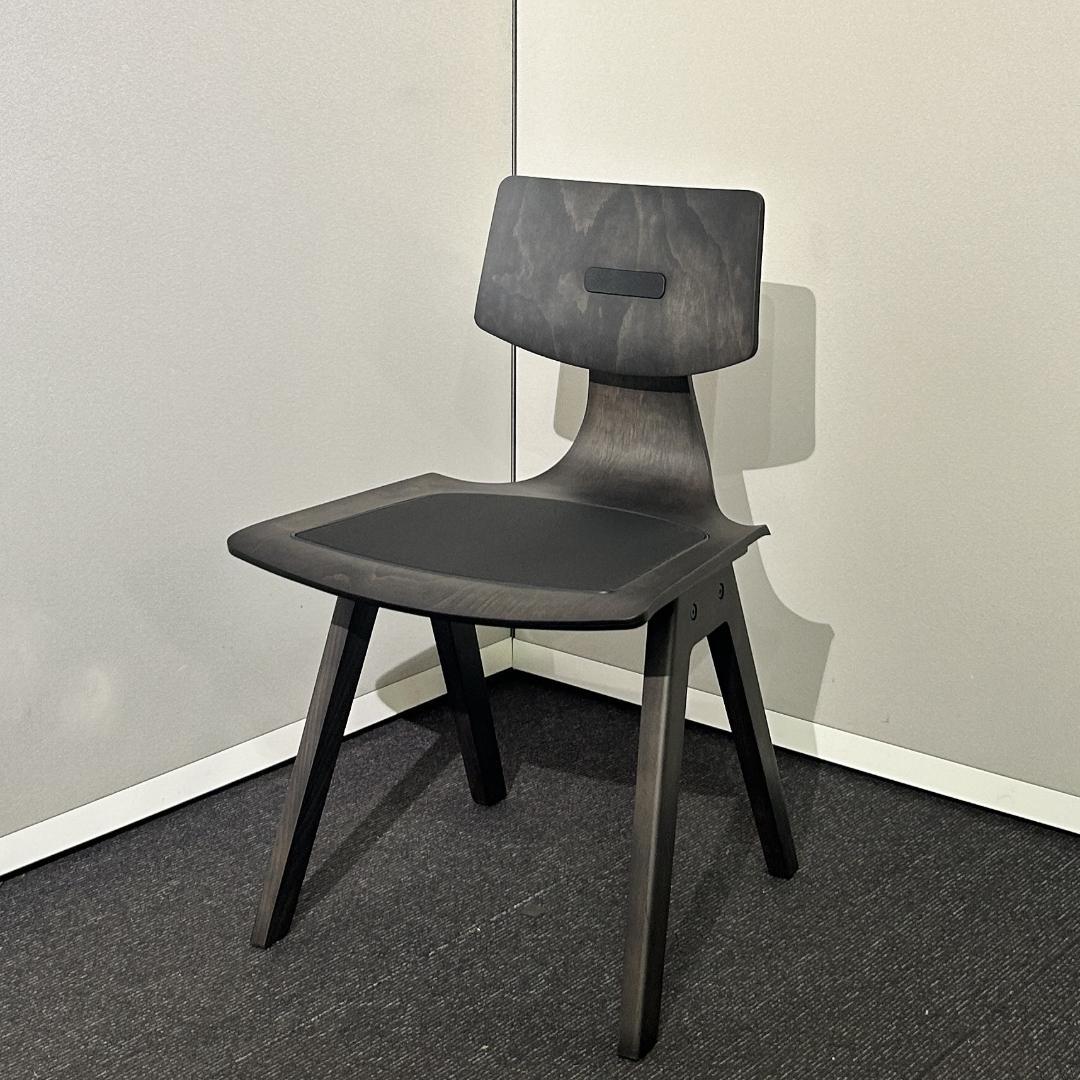 【展示品・2024年製】内田洋行 ミーティングチェア エルマー ブラック 器具から家具へ」働くという行為を自由にする ワーキングチェア ELMAR